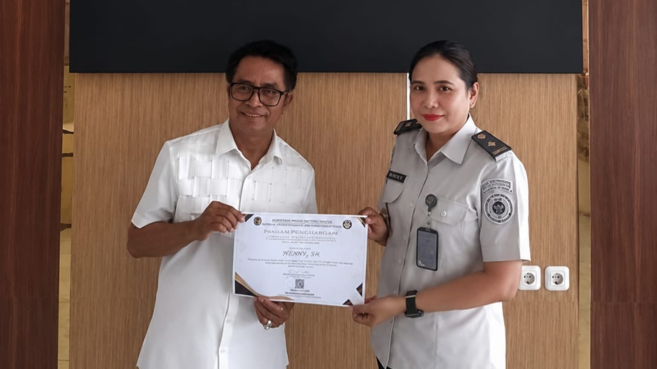 Kepala Sekolah PKBM Anak Mandiri Terima Penghargaan dari Disdikbud Palu