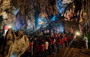 Di Gua Tamanoa Warga Wawopada Kibarkan Merah Putih