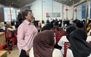 Reses di Kayumalue Ngapa, Rustia Tompo Berikan 28 Termos untuk Kembangkan Usaha Nasi Kuning