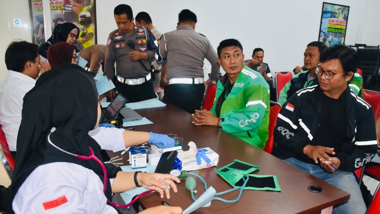 Peringati Hari Lalu Lintas ke-71, Ojol Palu Ikut Donor Darah di Polda Sulteng