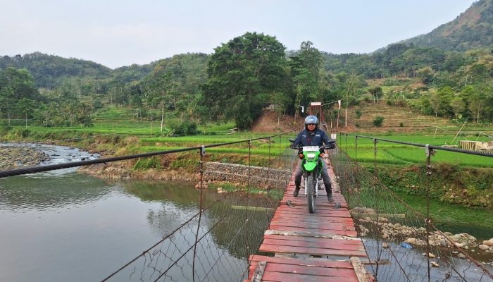 Menembus Jalan Terjal, Mantri BRI Layani Nasabah di Pelosok Garut