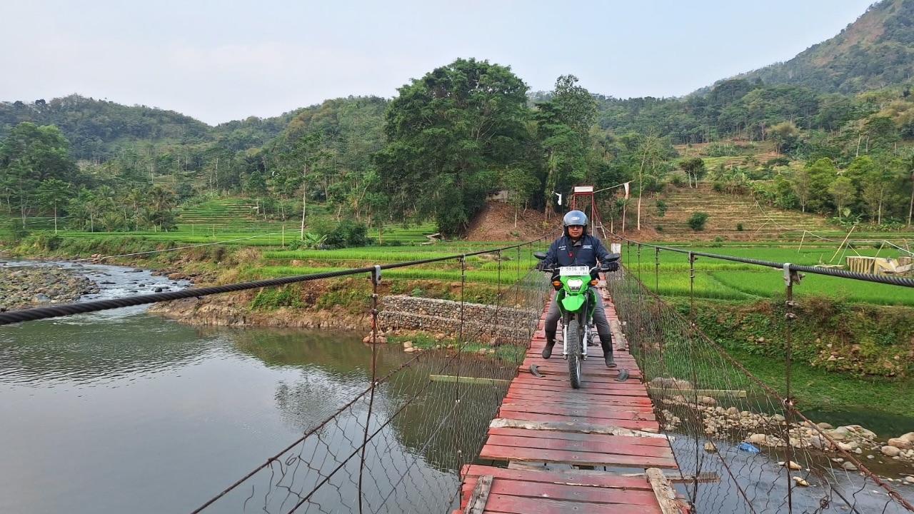 Menembus Jalan Terjal, Mantri BRI Layani Nasabah di Pelosok Garut