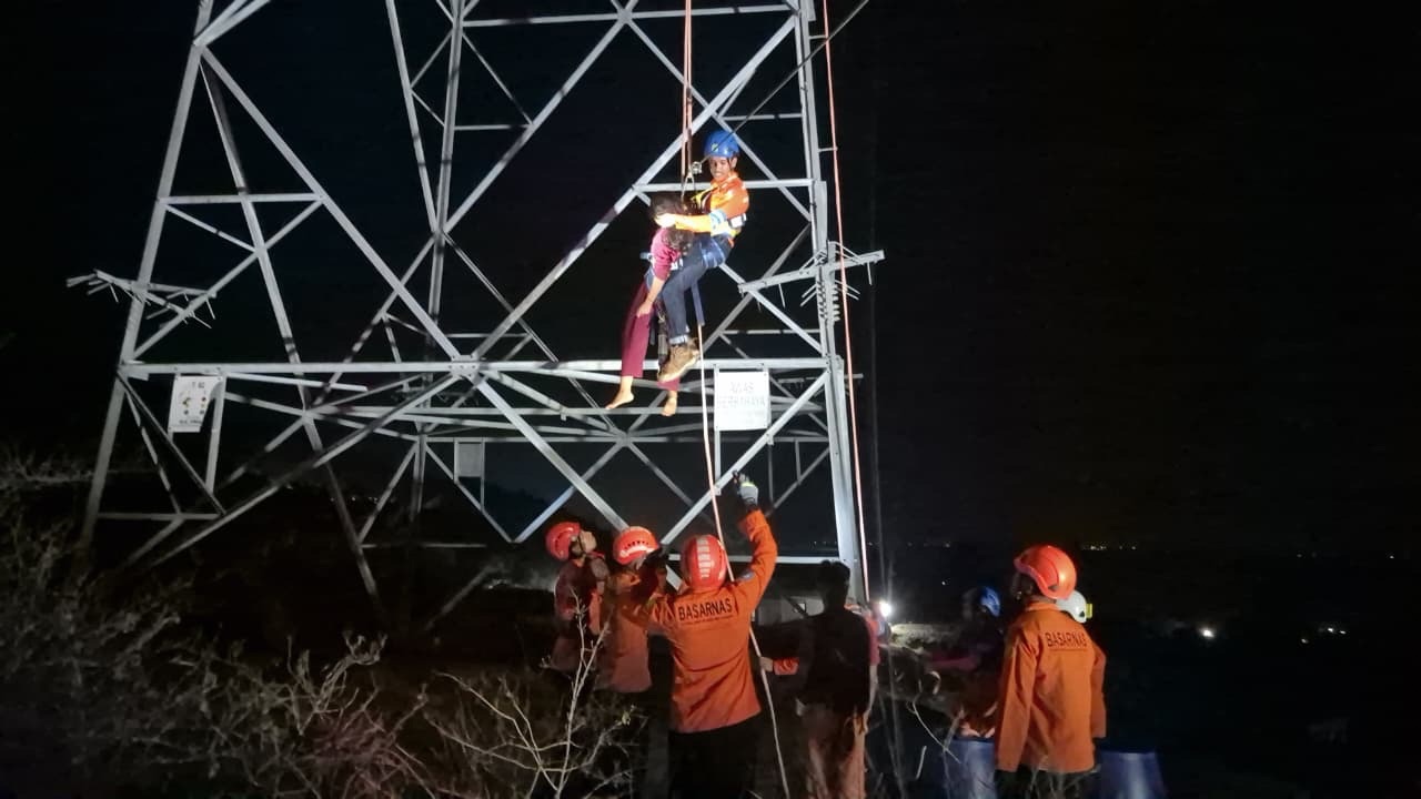 Diduga Hendak Bunuh Diri, Seorang Wanita di Palu Nekat Panjat Tower
