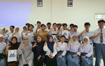 FEB Universitas Negeri Malang Kirim Doktor Menginspirasi ke SMA Al Azhar Palu