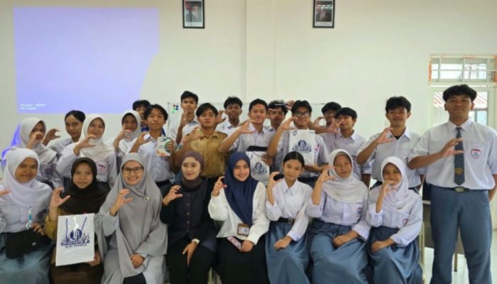 FEB Universitas Negeri Malang Kirim Doktor Menginspirasi ke SMA Al Azhar Palu
