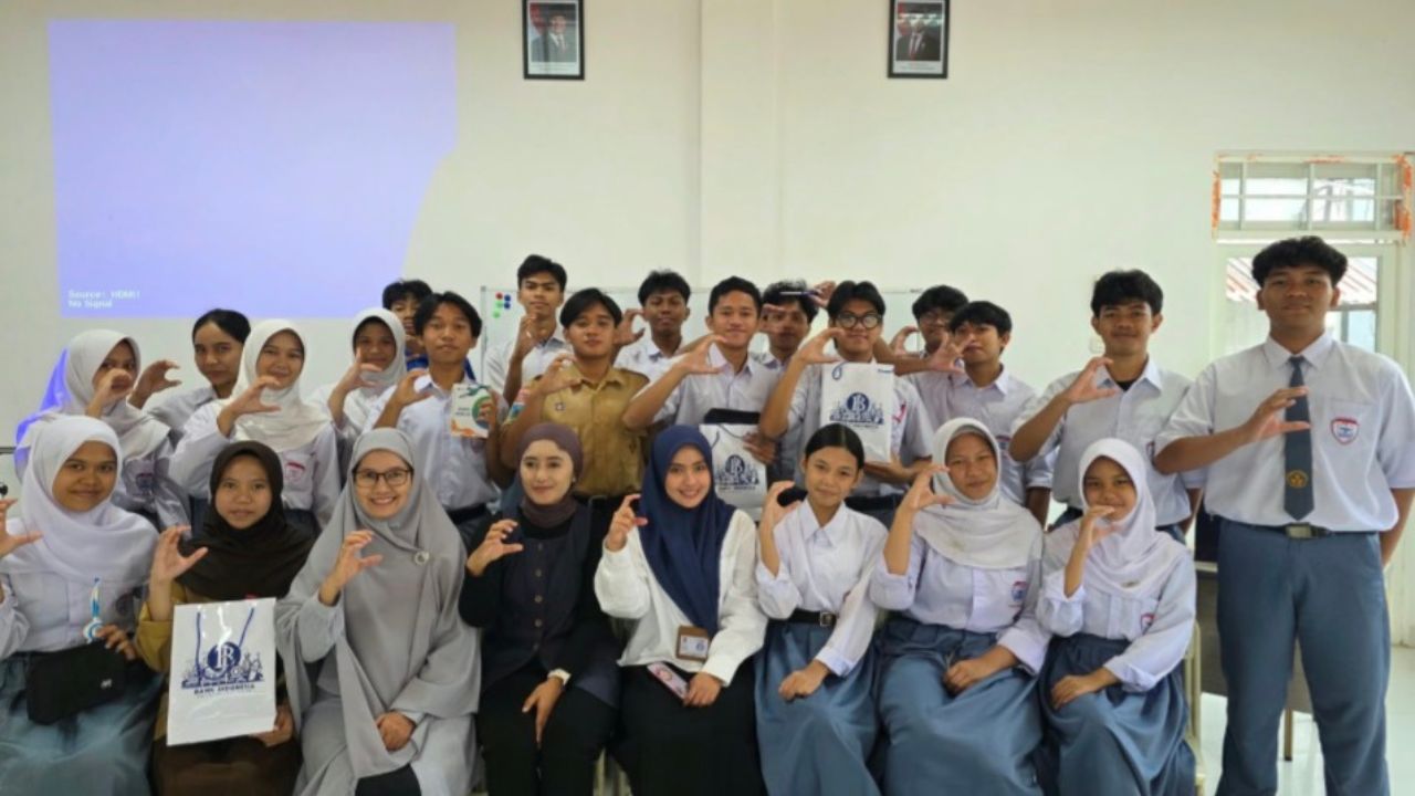 FEB Universitas Negeri Malang Kirim Doktor Menginspirasi ke SMA Al Azhar Palu