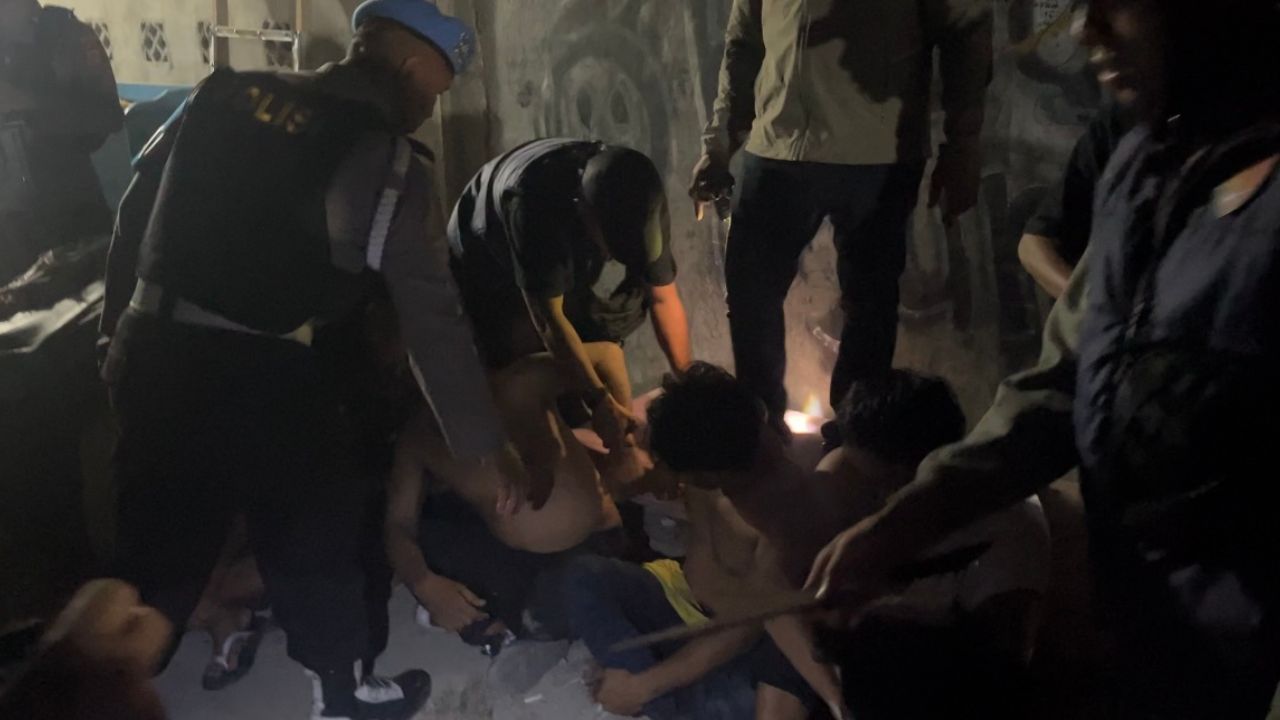 Polisi Gerebek Sarang Narkoba di Kayumalue Palu, 17 Orang Diamankan