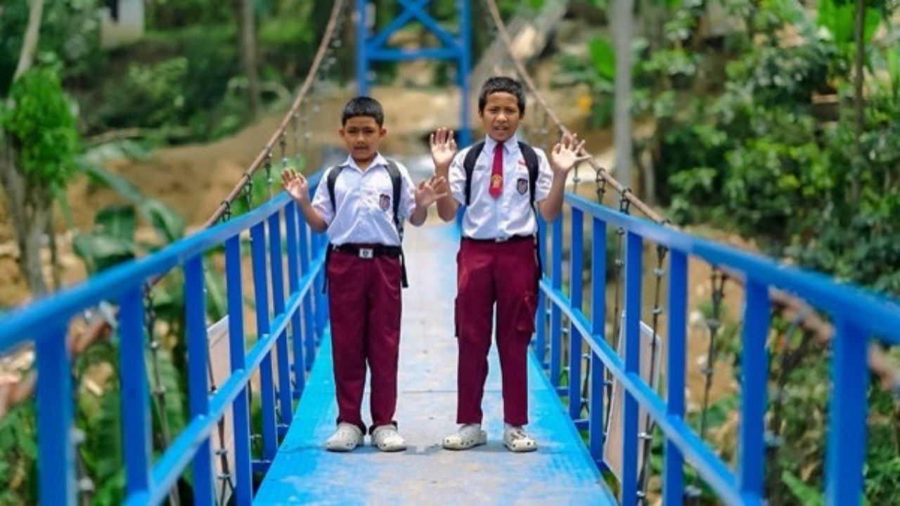 BRI Resmikan Jembatan Gantung di Cianjur, Permudah Akses Anak Sekolah