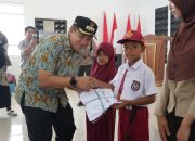 Pemkab Morowali Salurkan Ratusan Seragam Sekolah Gratis untuk Siswa di Menui Kepulauan