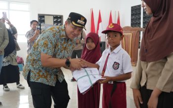 Pemkab Morowali Salurkan Ratusan Seragam Sekolah Gratis untuk Siswa di Menui Kepulauan