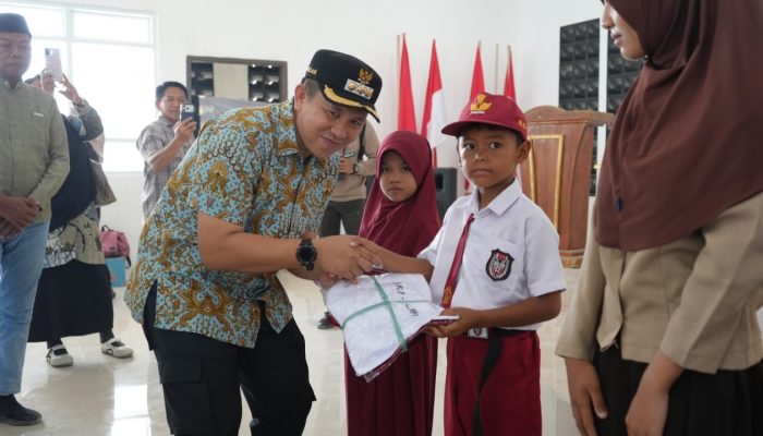 Pemkab Morowali Salurkan Ratusan Seragam Sekolah Gratis untuk Siswa di Menui Kepulauan