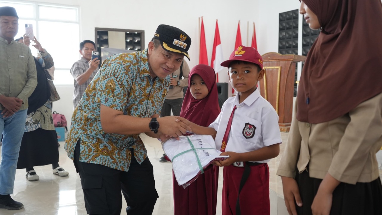 Pemkab Morowali Salurkan Ratusan Seragam Sekolah Gratis untuk Siswa di Menui Kepulauan