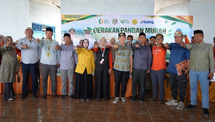 Bupati Morowali Iksan Baharudin Tinjau Gerakan Pangan Murah di Menui Kepulauan