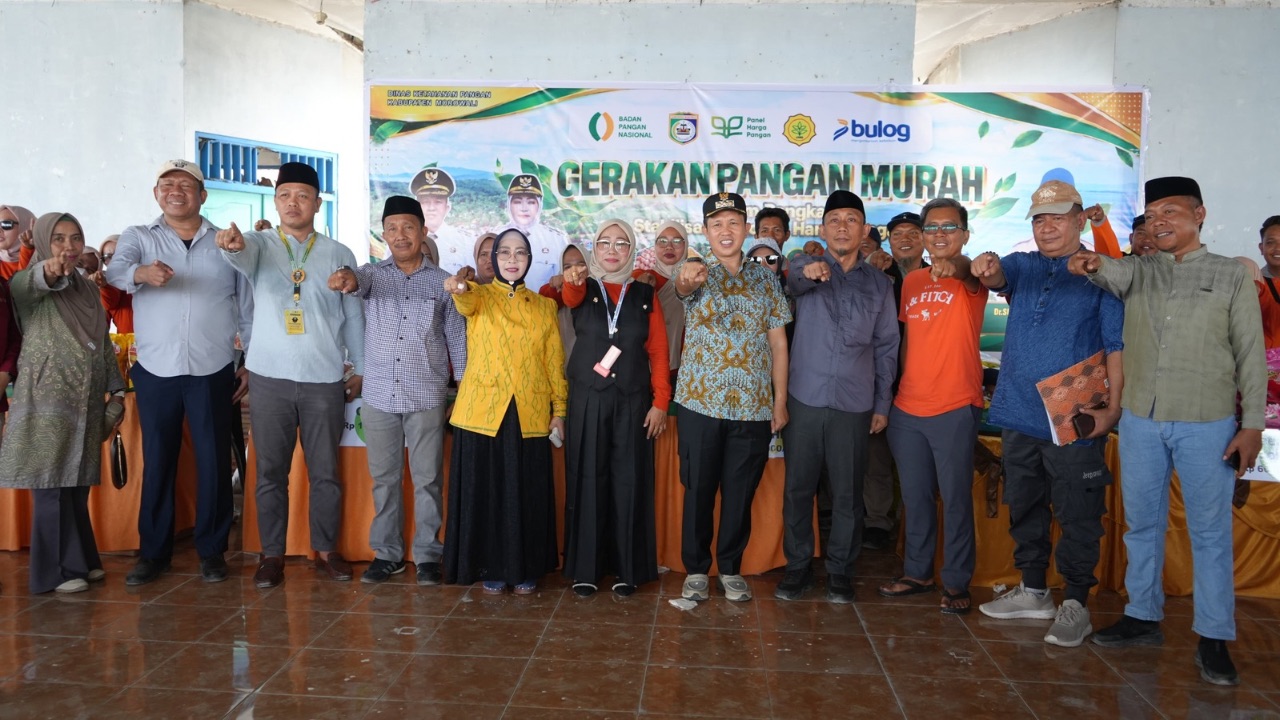 Bupati Morowali Iksan Baharudin Tinjau Gerakan Pangan Murah di Menui Kepulauan