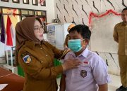 Wabup Morowali Iriane Iliyas Bagikan Masker ke Siswa untuk Antisipasi Kabut Asap