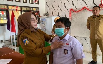 Wabup Morowali Iriane Iliyas Bagikan Masker ke Siswa untuk Antisipasi Kabut Asap