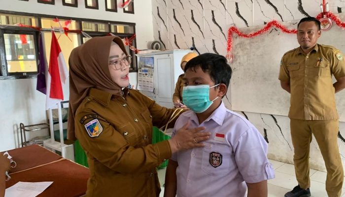 Wabup Morowali Iriane Iliyas Bagikan Masker ke Siswa untuk Antisipasi Kabut Asap
