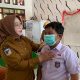Wabup Morowali Iriane Iliyas Bagikan Masker ke Siswa untuk Antisipasi Kabut Asap