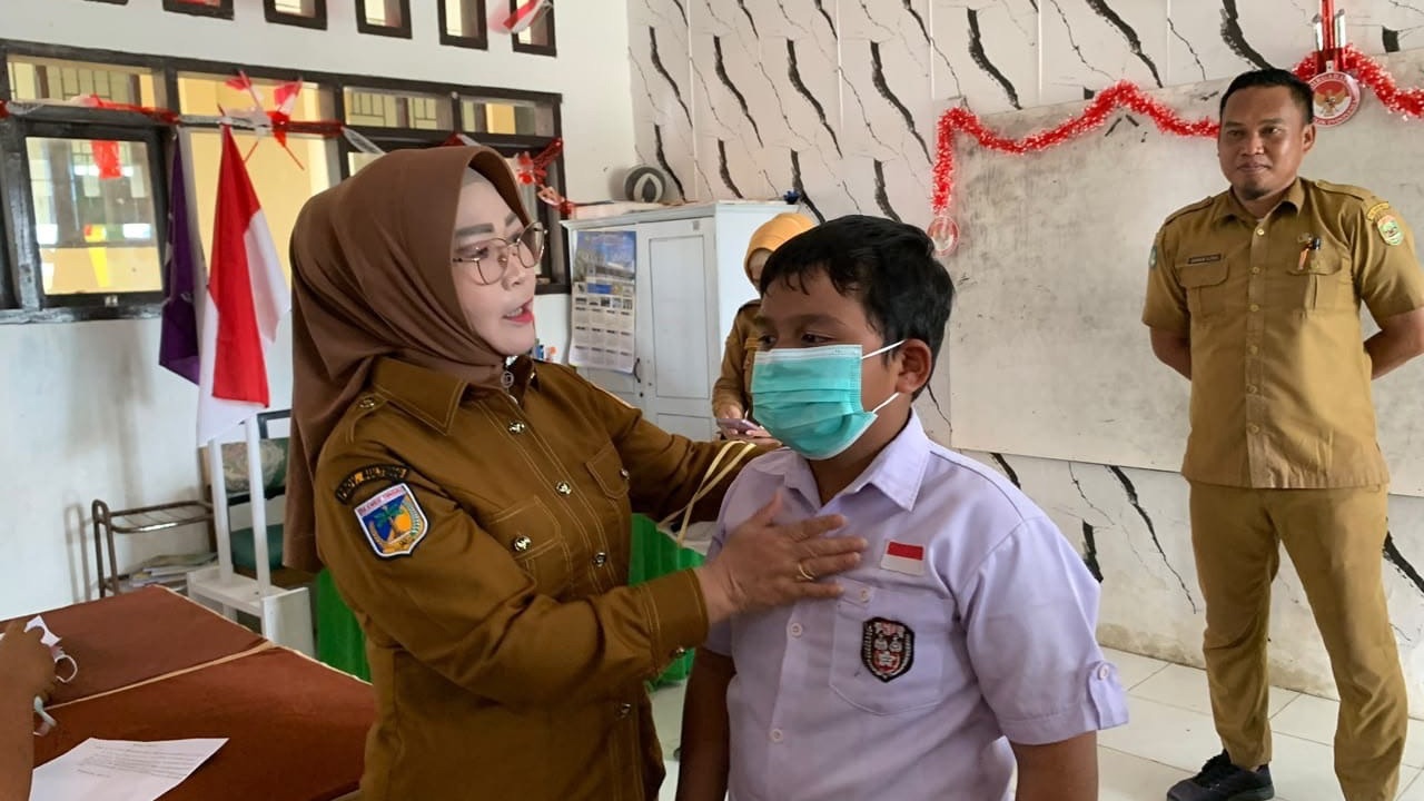Wabup Morowali Iriane Iliyas Bagikan Masker ke Siswa untuk Antisipasi Kabut Asap