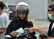 Kualitas Udara Memburuk, PFI Palu Bagikan Masker ke Pengendara