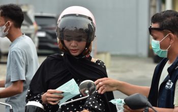 Kualitas Udara Memburuk, PFI Palu Bagikan Masker ke Pengendara