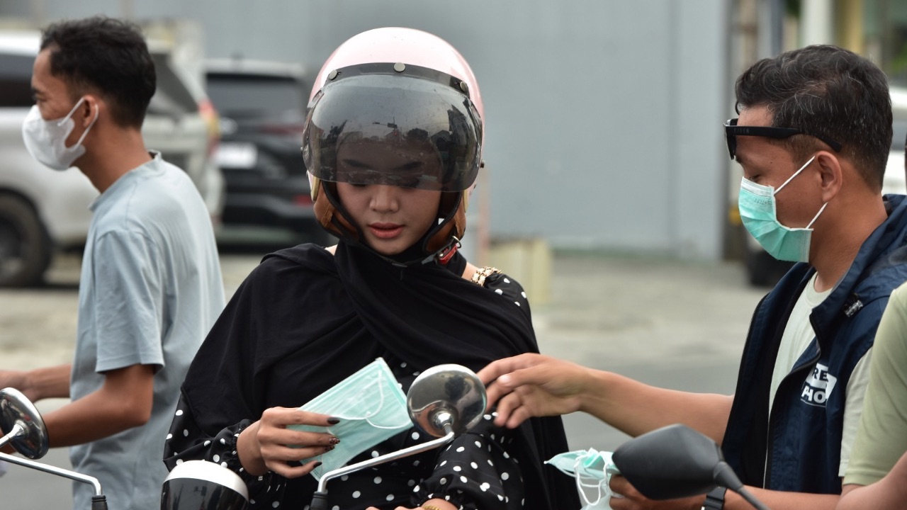 Kualitas Udara Memburuk, PFI Palu Bagikan Masker ke Pengendara